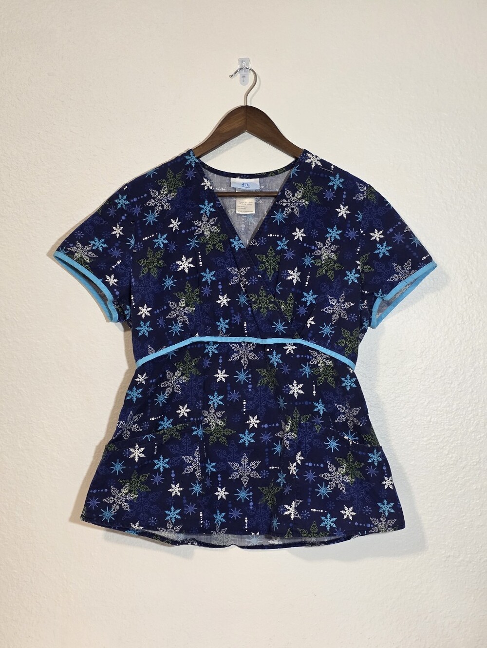 SB Scrubs Women M Indigo Blue Snowflake Mock Wrap V-Neck Nurse Medical Top 100%